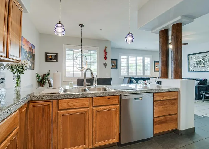 Holiday home < 1 Mi To Fountain Park: Desert Gem W/ Pool Access