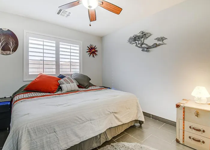 Holiday home < 1 Mi To Fountain Park: Desert Gem W/ Pool Access *