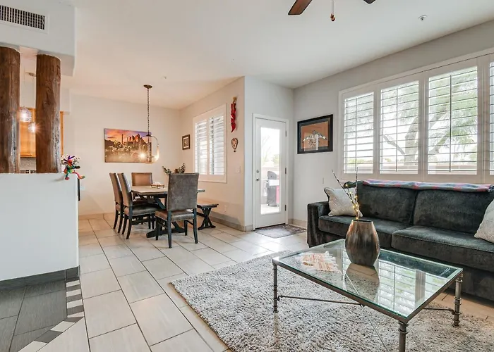 < 1 Mi To Fountain Park: Desert Gem W/ Pool Access Holiday home *