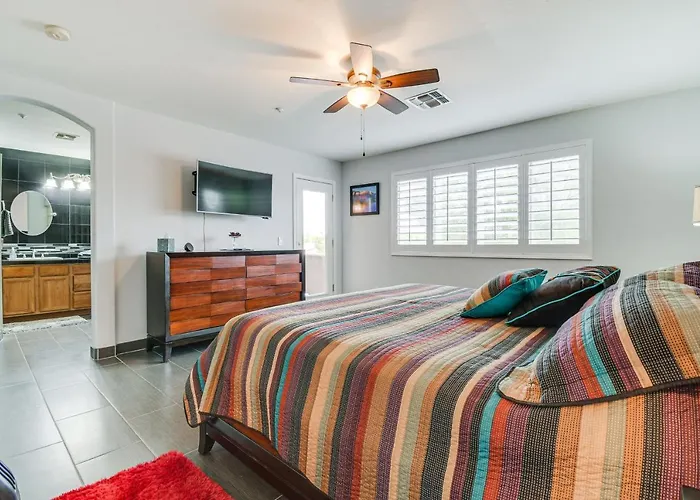 < 1 Mi To Fountain Park: Desert Gem W/ Pool Access Holiday home