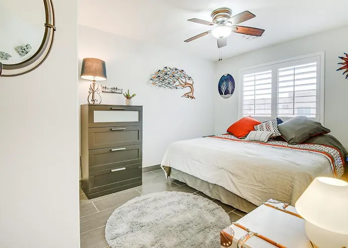 < 1 Mi To Fountain Park: Desert Gem W/ Pool Access *