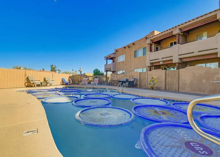 < 1 Mi To Fountain Park: Desert Gem W/ Pool Access *